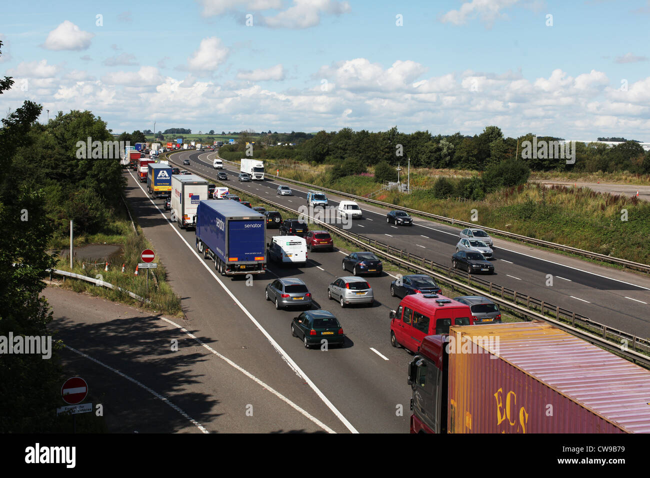 Les bouchons de circulation et une file d'attente de circulation sur l'autoroute M6 en Angleterre.le M6 jouxte la route à péage M6 et contribue à la congestion et confitures Banque D'Images