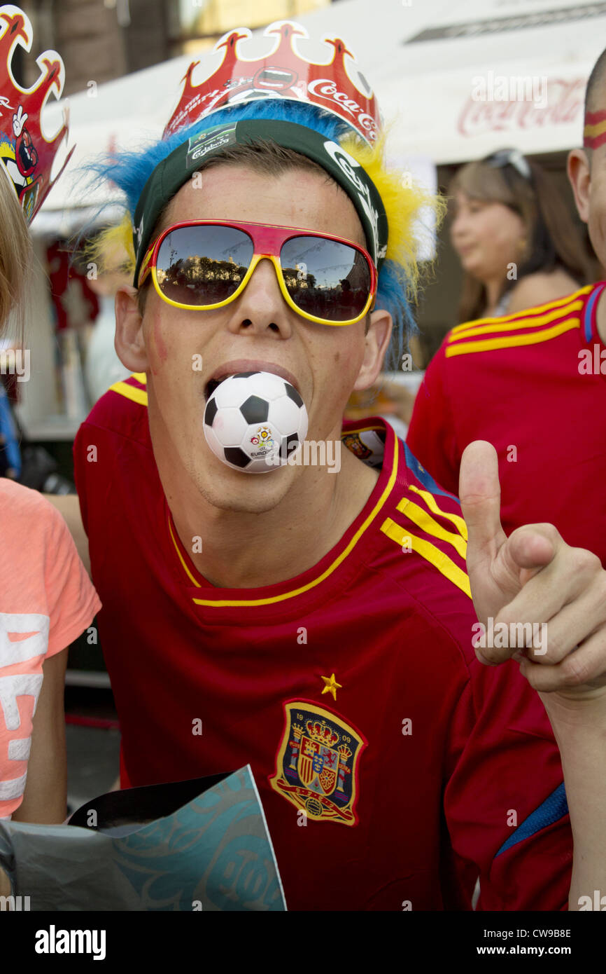 La couronne espagnole avec ventilateur et ball Euro 2012. Finale. Kiev, Ukraine, d'Europe de Football 2012 Banque D'Images