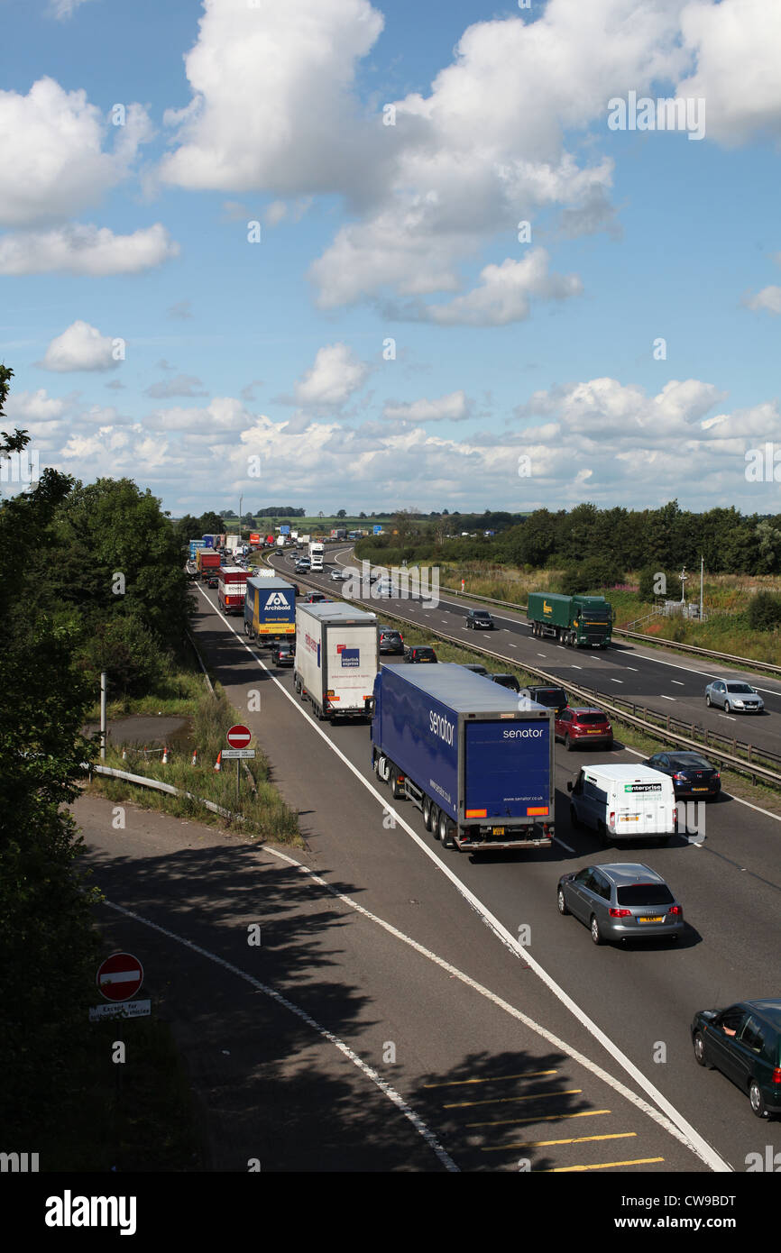 Les bouchons de circulation et une file d'attente de circulation sur l'autoroute M6 en Angleterre.le M6 jouxte la route à péage M6 et contribue à la congestion et confitures Banque D'Images