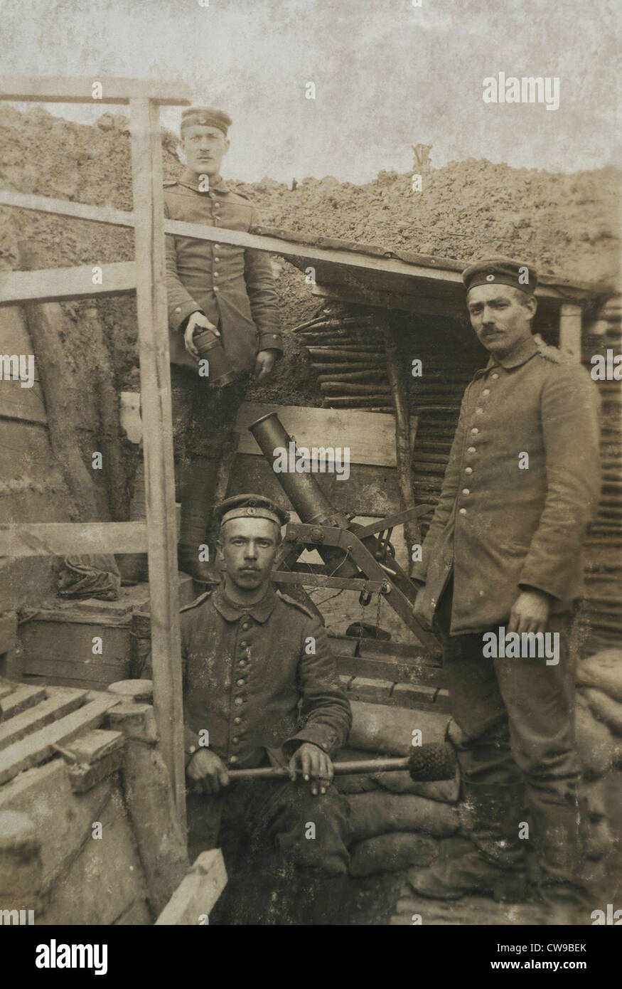 Portrait Carte postale 3 membres d'équipage d'un Lanz 21cm mortier léger qui pose pour une photographie, tranchée allemande, Ypres, Belgique, la Première Guerre mondiale 1 Banque D'Images