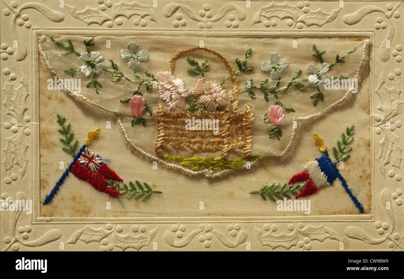 L'enveloppe de soie-style carte postale, avec panier de fleurs, des drapeaux français et britannique, publiée Ypres, en Belgique, 1915 Banque D'Images