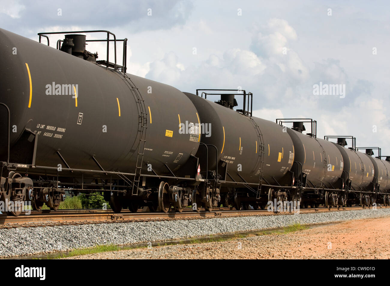 Railroad train wagons-citernes de transport de pétrole brut sur les pistes. Banque D'Images