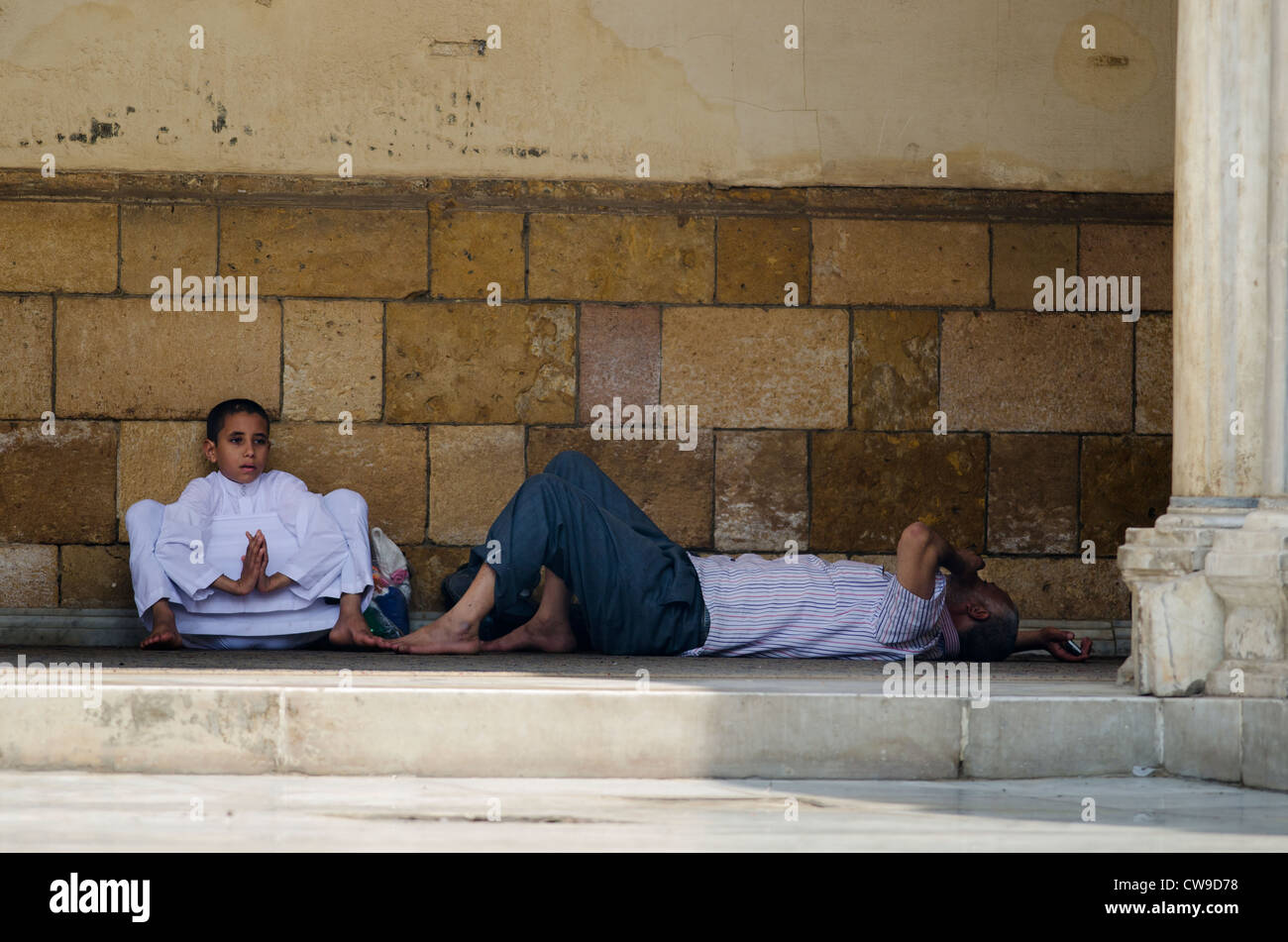 Garçon musulman prie dans la mosquée Banque D'Images