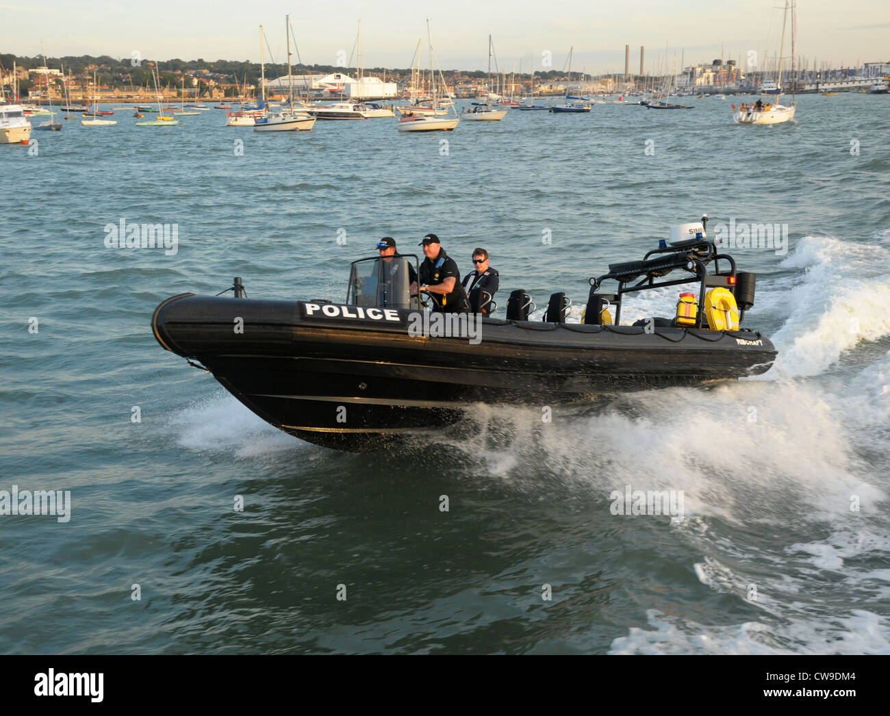 Un bateau de patrouille des côtes de la police maritime fournissant la sécurité pendant l'événement international à Cowes. Banque D'Images