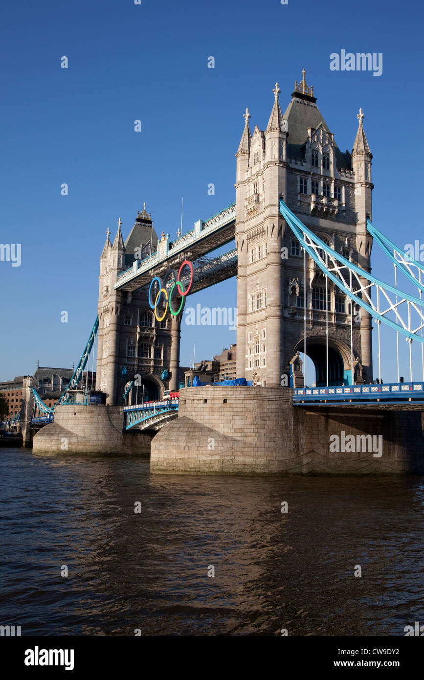 Les anneaux olympiques sur le Tower Bridge, Londres Banque D'Images