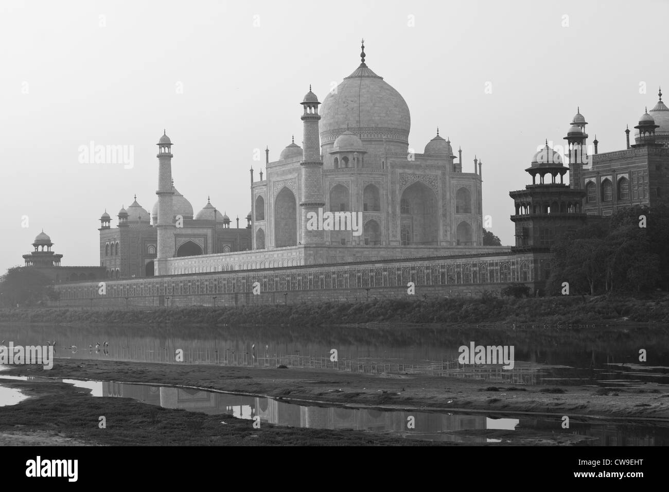 Le Taj Mahal des rives de la rivière Yamuna, en noir et blanc Banque D'Images