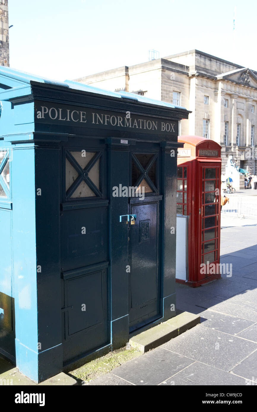 Ancien Bleu information de police fort et téléphone rouge fort sur lawnmarket sur le Royal Mile edinburgh scotland uk united kingdom Banque D'Images