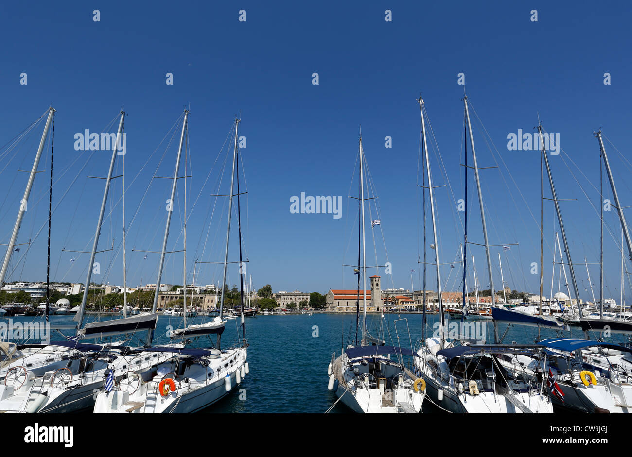 Location bordant le port de Mandraki, à Rhodes. Grèce Banque D'Images