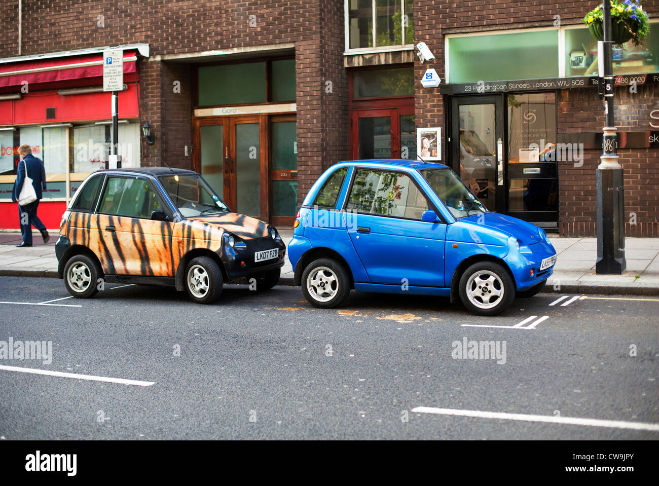 Deux des voitures écologiques partager une place de parking, Londres, Angleterre, Royaume-Uni, Europe Banque D'Images
