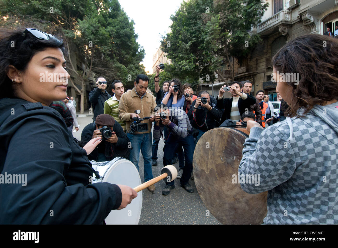 La couverture de jour femmes par la presse en mars 2012 Le Caire Egypte Banque D'Images