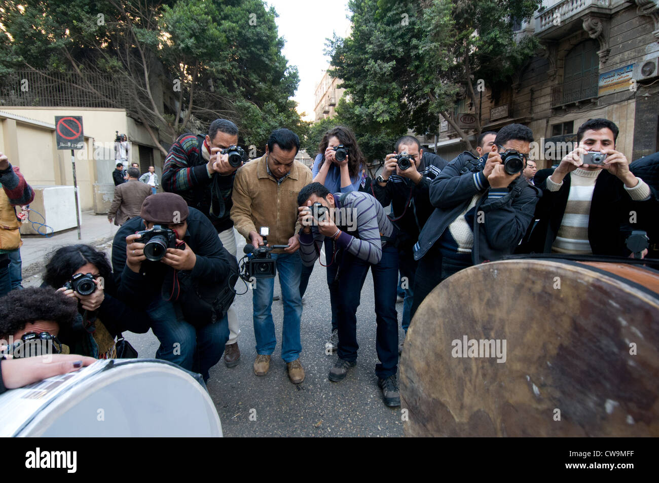 Les journalistes égyptiens couvrant femme jours susmentionnée, Le Caire Mars 2012 Banque D'Images