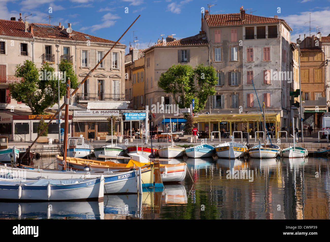 Voiliers colorés dans le petit port de La Ciotat, Bouches-du-Rhône, de la Côte d'Azur, Provence France Banque D'Images