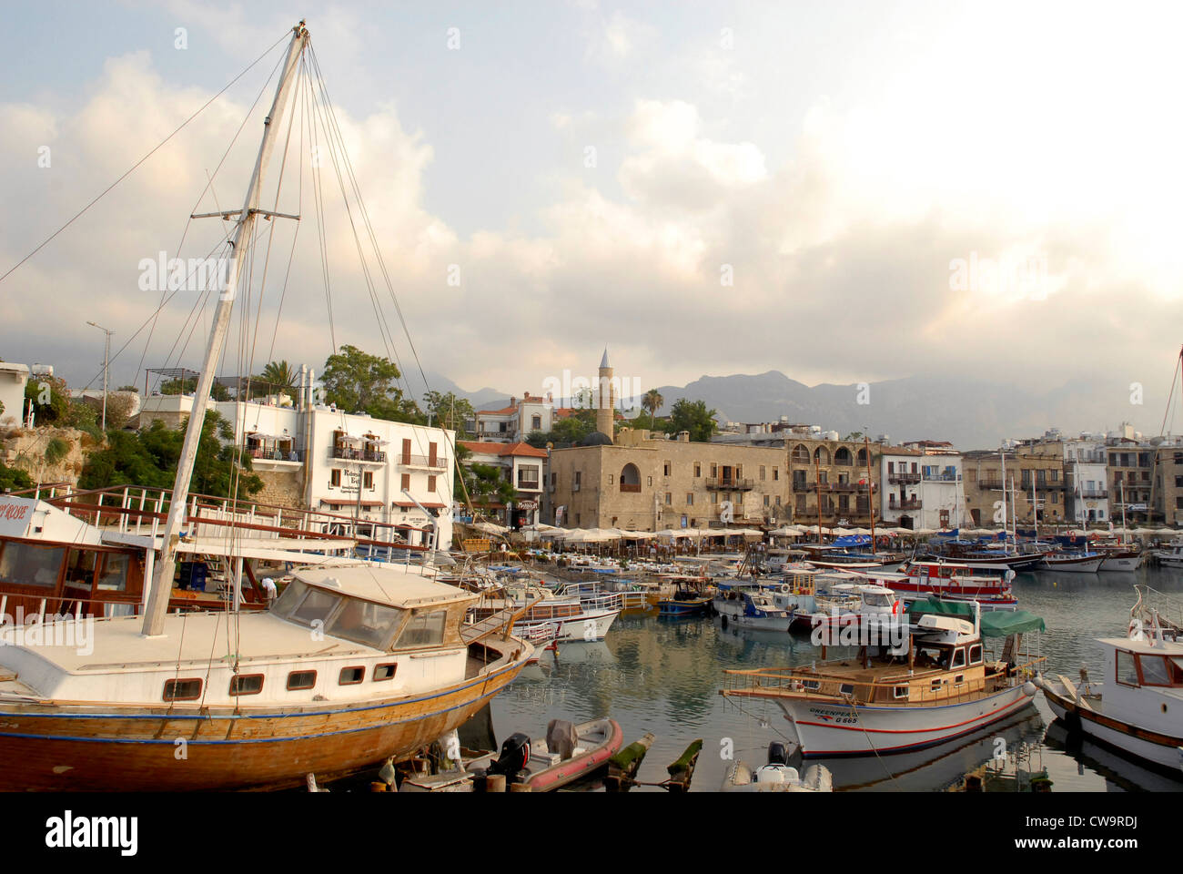 À l'échelle du sud/Girne Kyrenia Vieux Port en direction de la montagne Pentadaktylos République turque de Chypre du Nord Banque D'Images