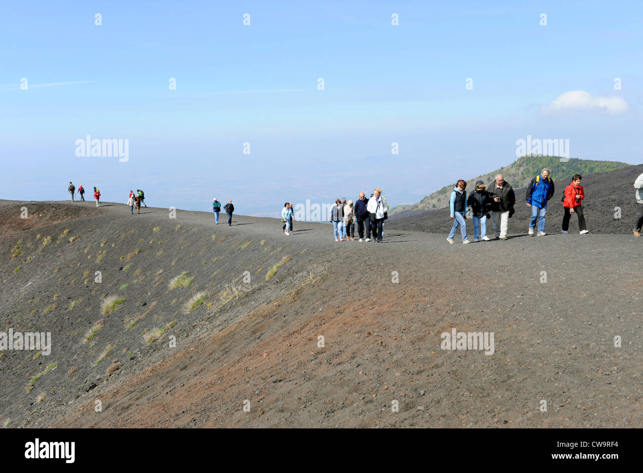 Visiteurs randonneurs Mt. La pierre de lave de l'Etna Volcano Taormina Sicile Mer Méditerranée Island Banque D'Images