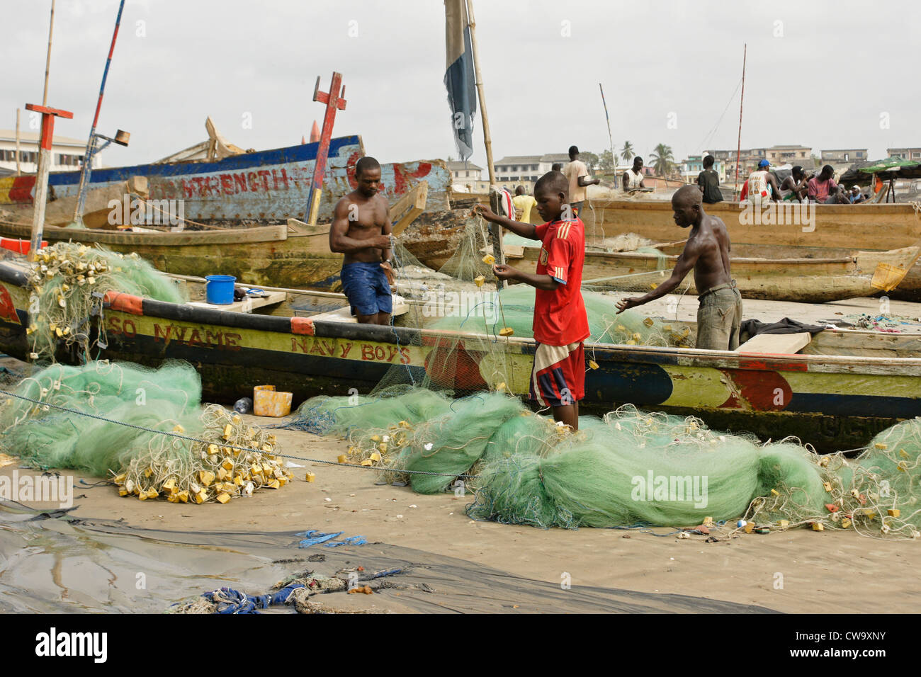 Filets de pêcheurs démêler, Elmina, Ghana Banque D'Images
