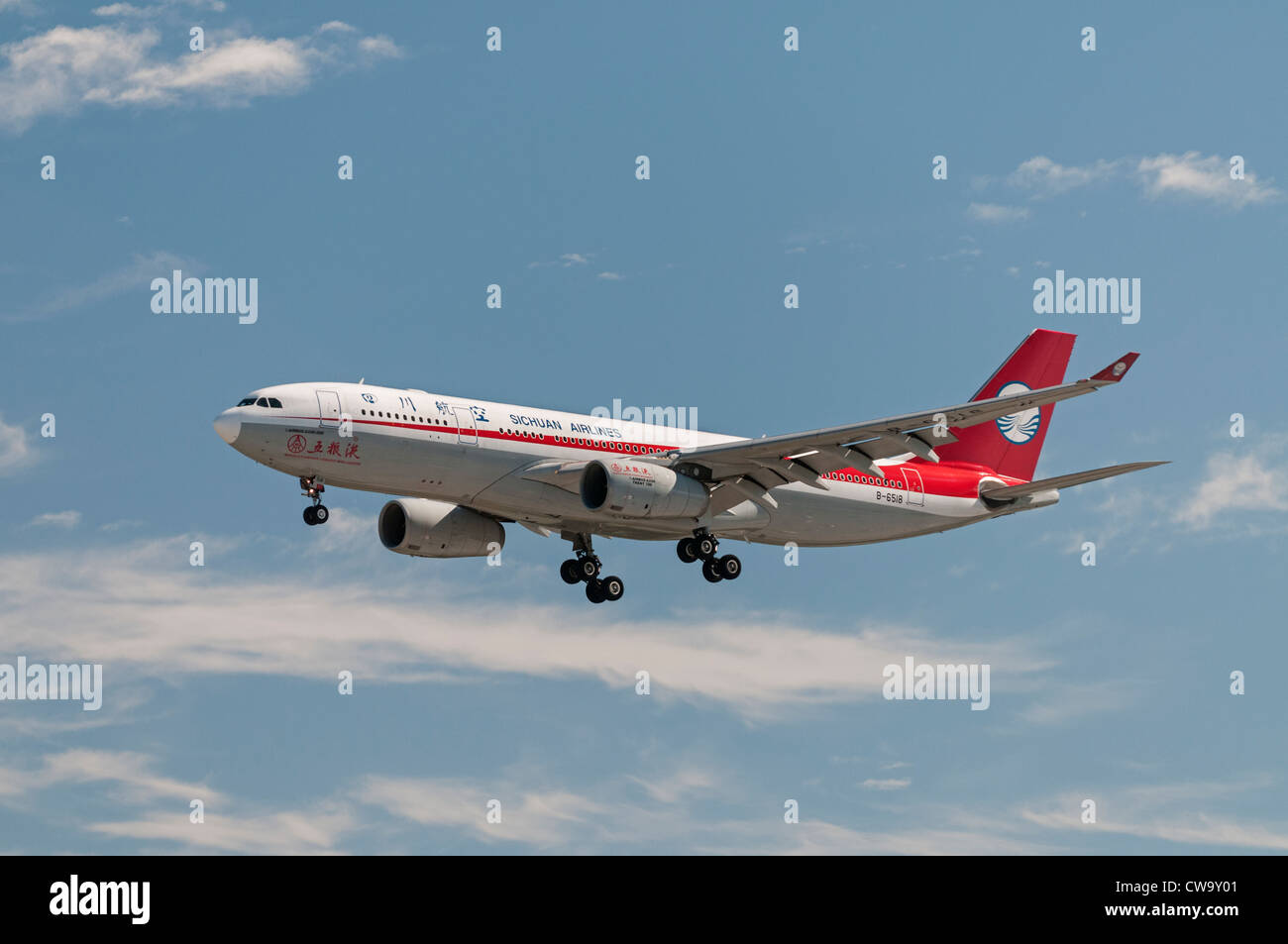 Sichuan Airlines avion Airbus A330-200 jetliner en approche finale pour l'atterrissage Banque D'Images