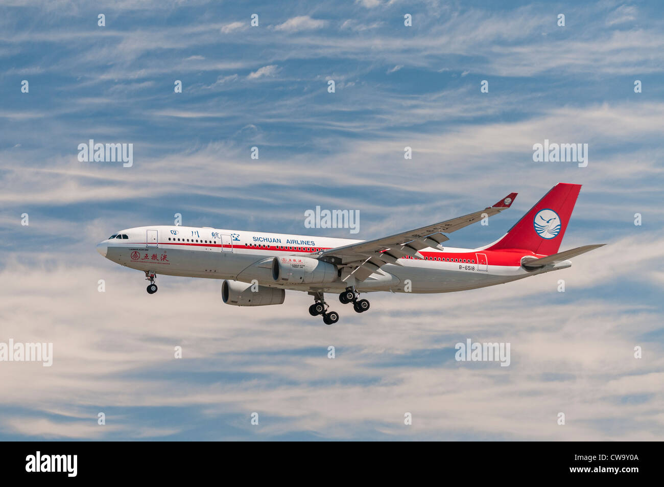 Sichuan Airlines avion Airbus A330-200 jetliner en approche finale pour l'atterrissage Banque D'Images
