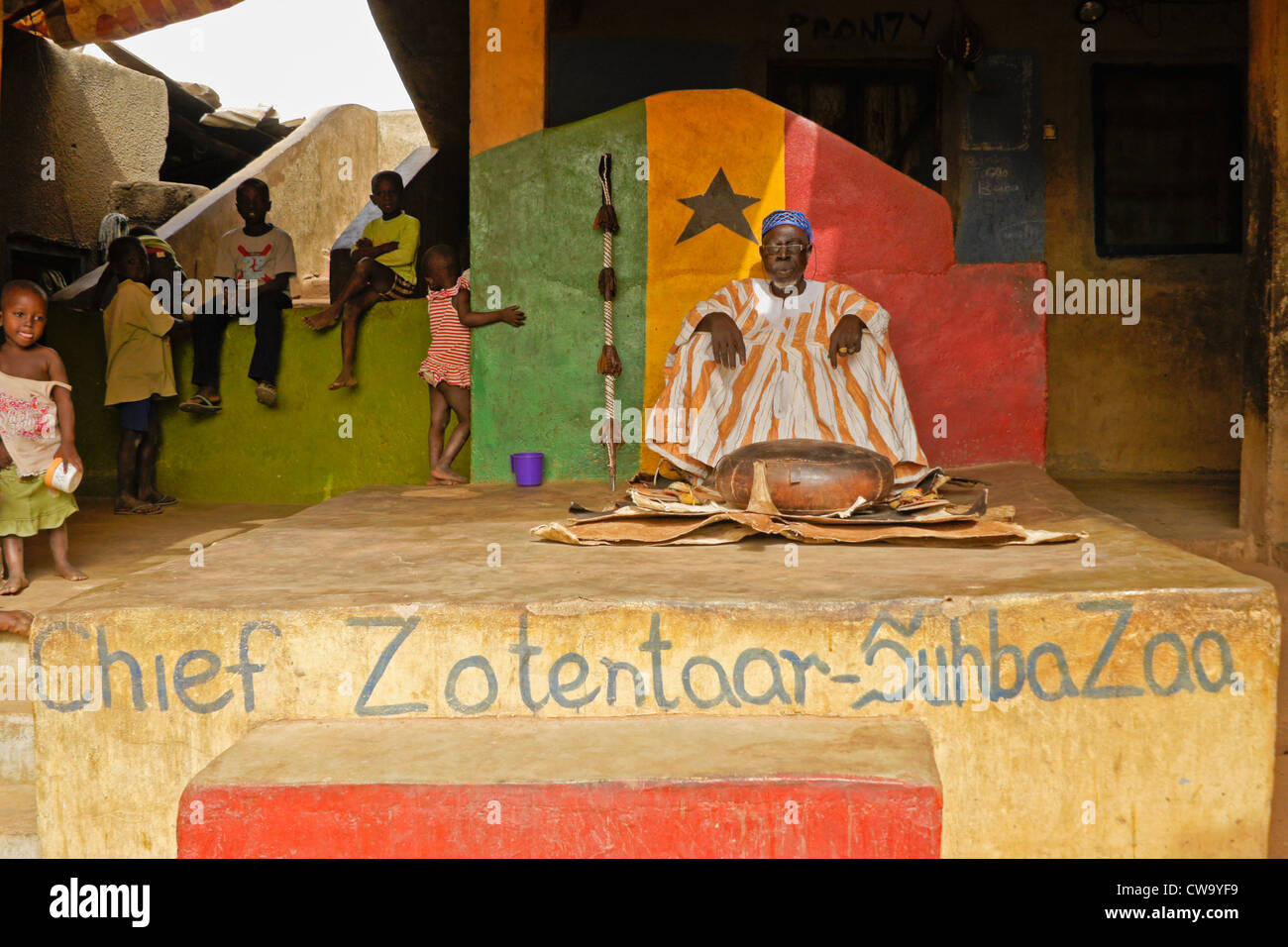 Le chef (king) Zotentaar-SuhbaZaa de la tribu Talensi, Tongo, Ghana Banque D'Images