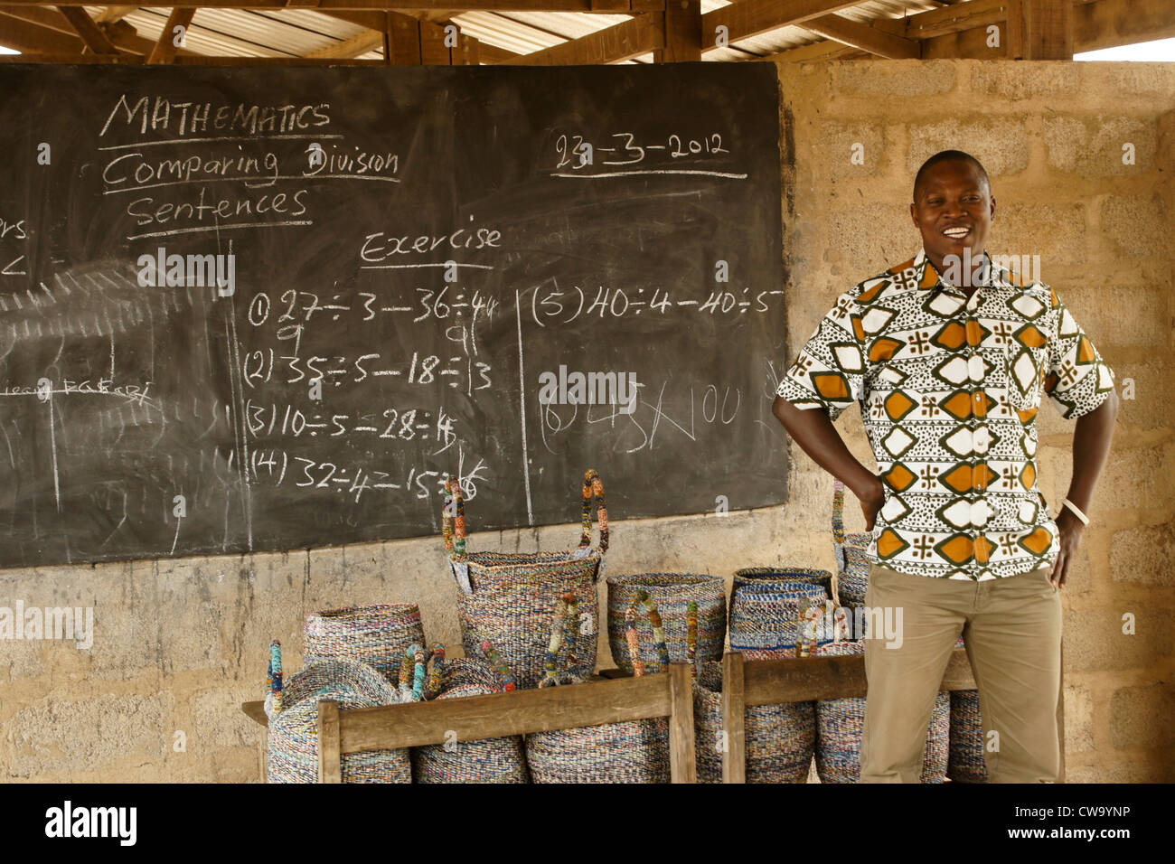 Bénévolat ONG qui aide les femmes pauvres au Ghana apprendre une compétence qui assure des revenus Banque D'Images