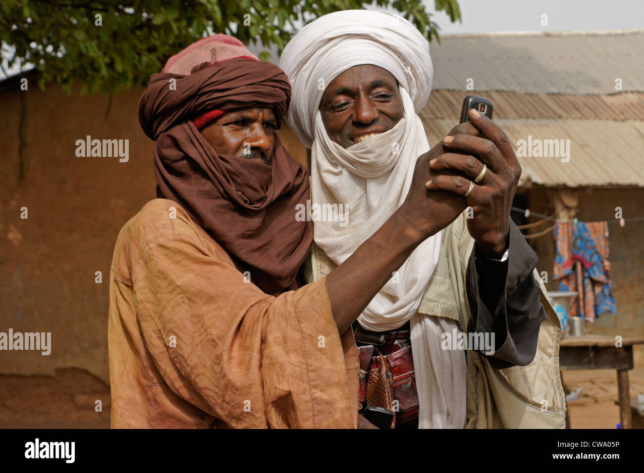 Tribus peuls l'enregistrement de vidéo sur téléphone cellulaire, Tamale, Ghana Banque D'Images