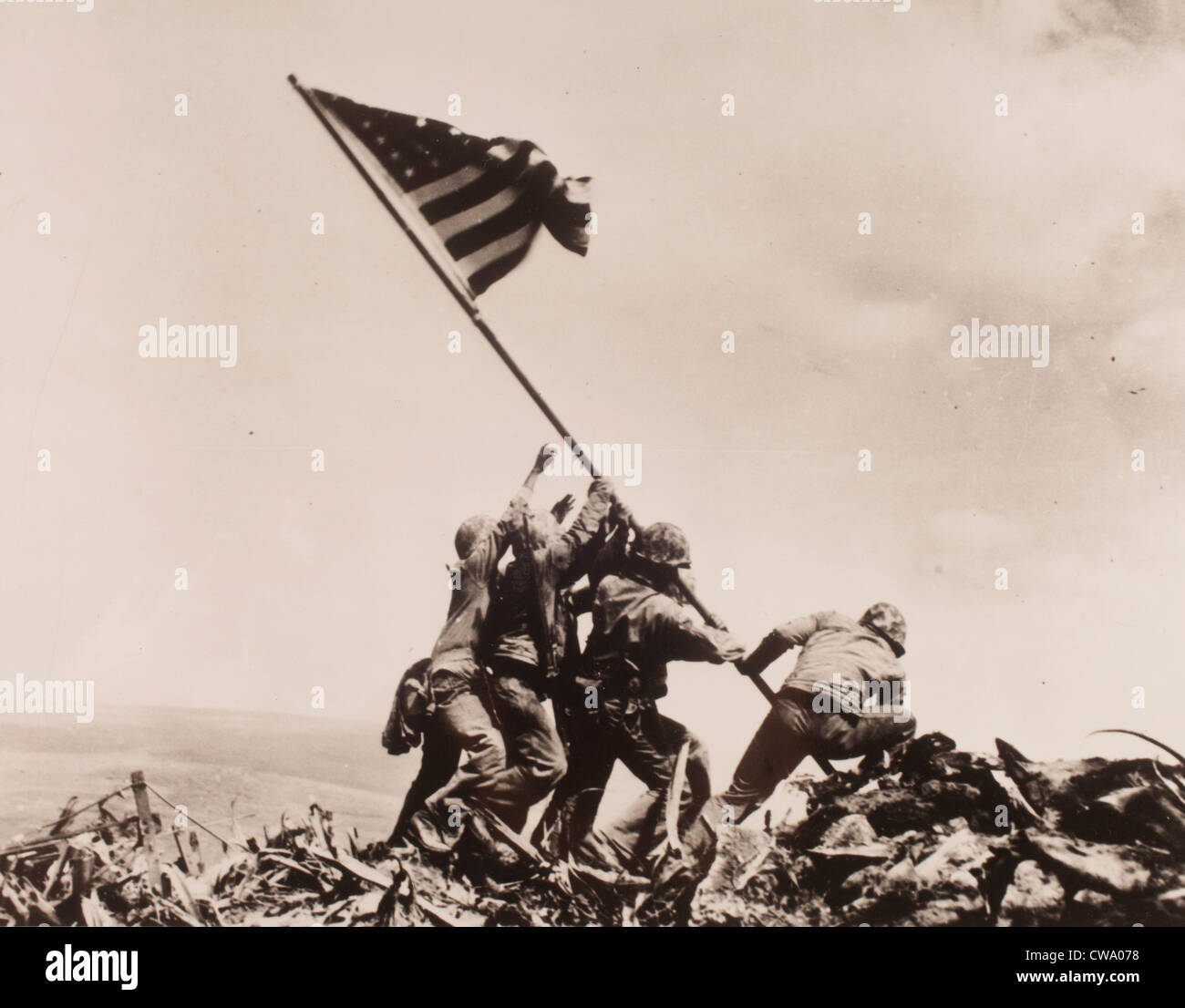 Les Marines américains lever le drapeau américain sur le mont Suribachi sur Iwo Jima. 6 mars 1945 WWII pacific theater du drapeau star Joe Rosenthal célèbre image jour 5 bataille mt Banque D'Images