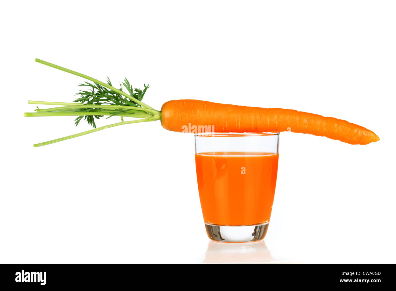Le jus de carotte dans le verre on white Banque D'Images