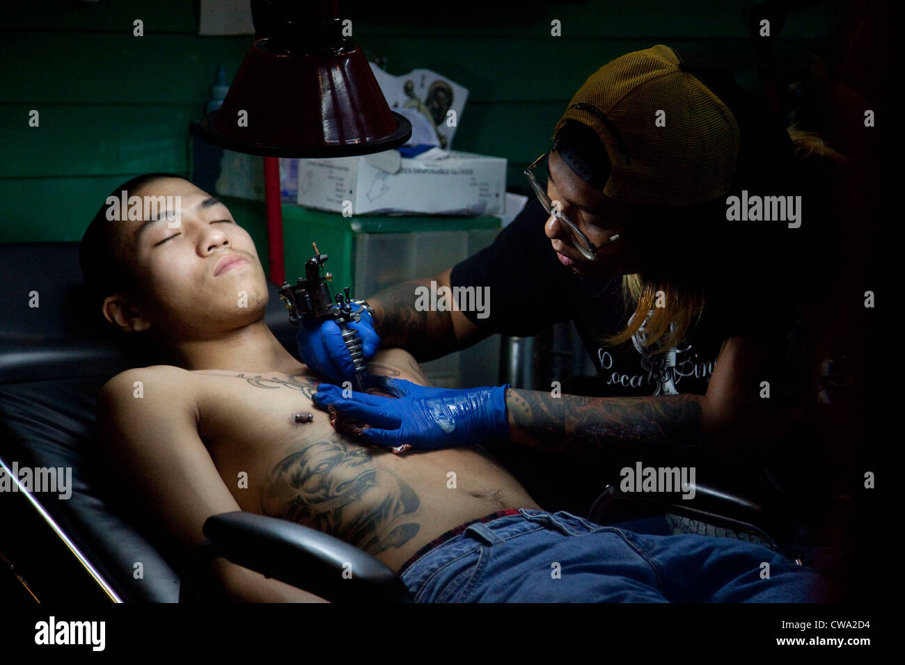 Un jeune homme et une artiste de tatouage Bangkok Thaïlande Banque D'Images