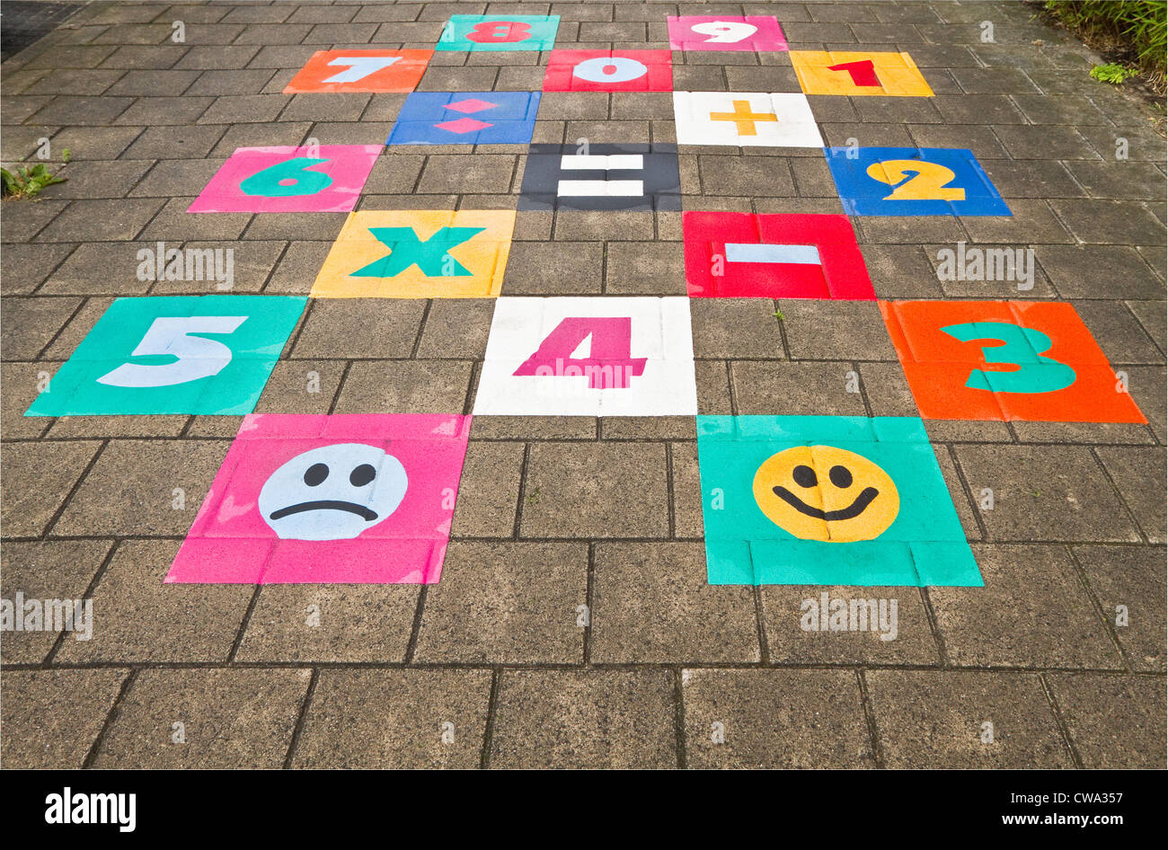 Jouer en plein air - Streetgame pour les enfants peints sur la chaussée dans la banlieue moderne Banque D'Images