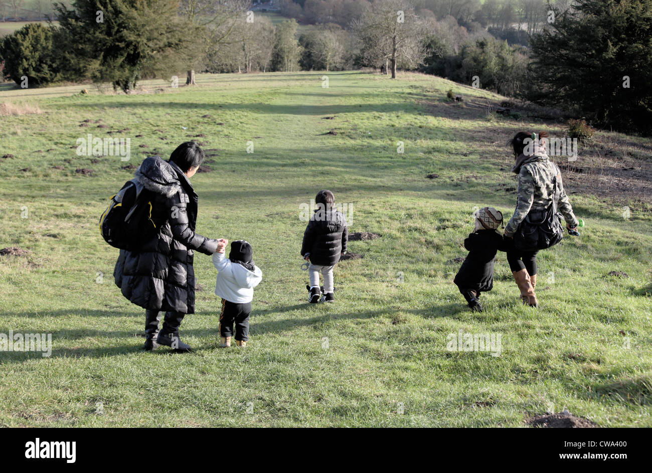 C'est une photo d'un groupe d'amis de la famille marche à travers la campagne anglaise au Royaume-Uni. Nous voyons des collines et des arbres. Banque D'Images