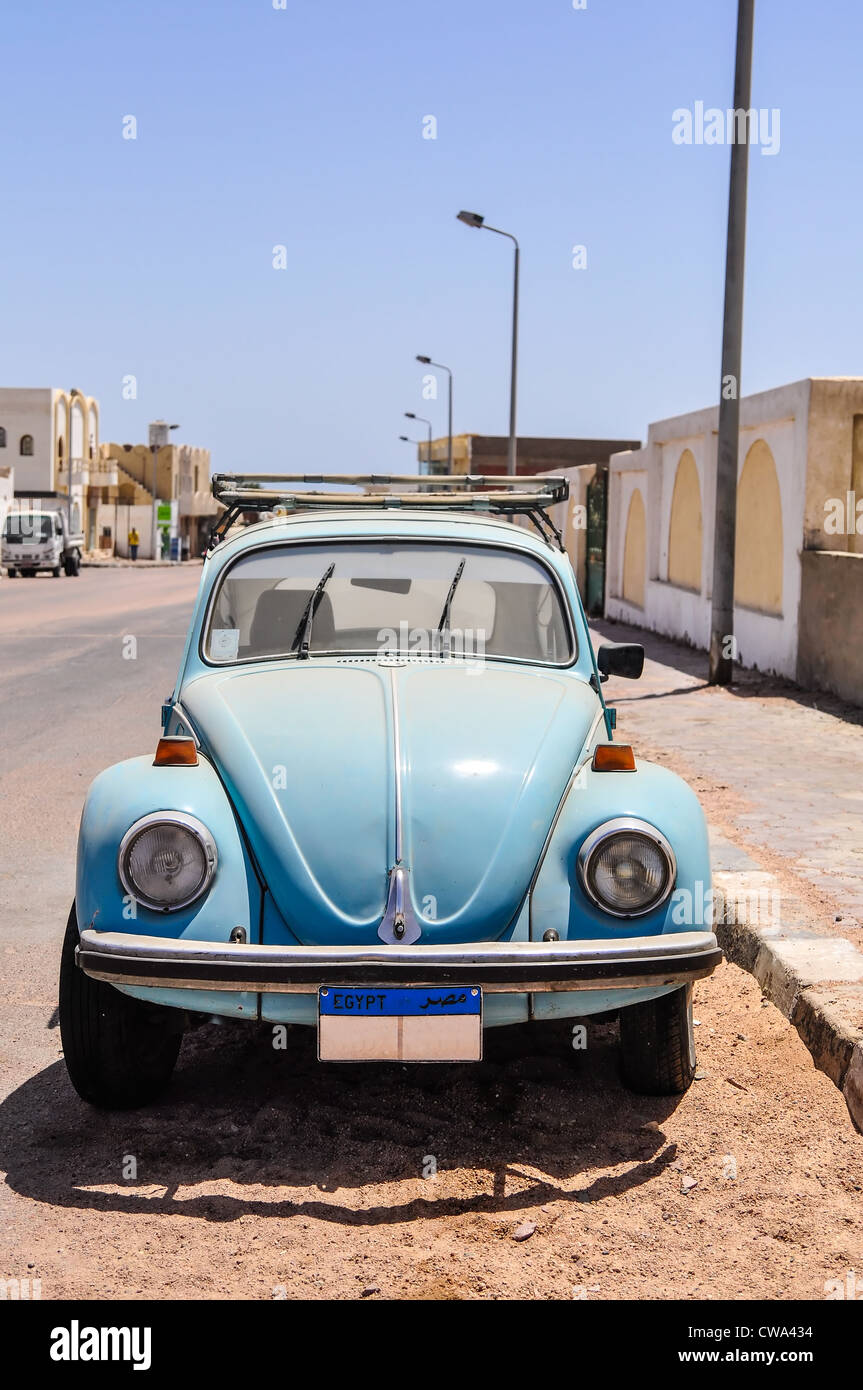 Voiture Volkswagen Beetle classique dans la rue de la ville égyptienne Banque D'Images