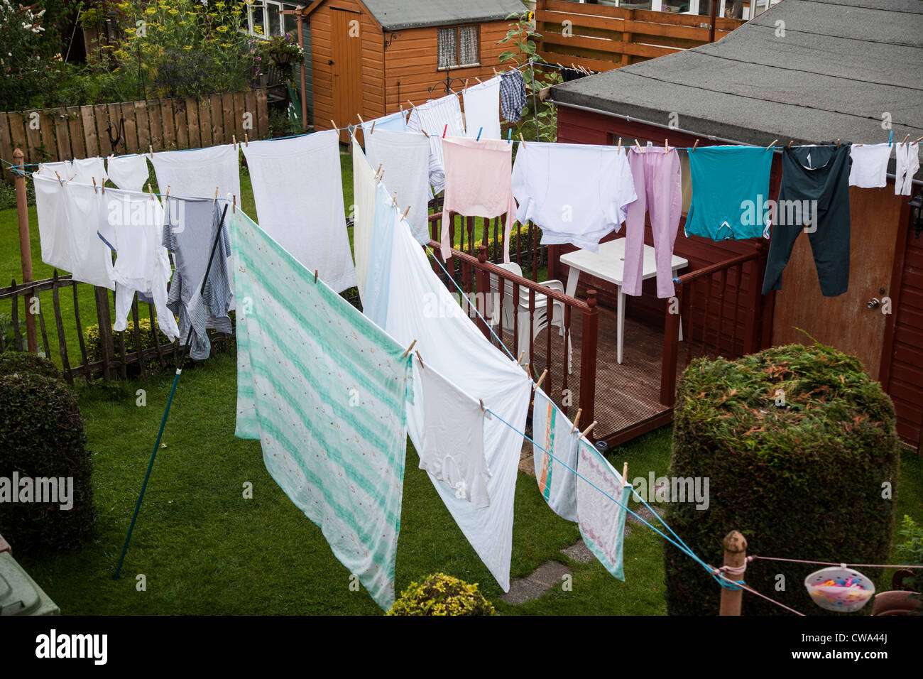 Laver propre accroché sur une corde à linge dans l'arrière jardin d'une maison dans la zone Scotstounhill de Glasgow, Ecosse, Royaume-Uni. Banque D'Images