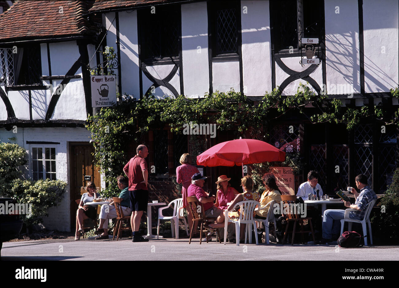 Groupe de personnes bénéficiant d'un plateau dans le village de Chilham Angleterre Kent Banque D'Images