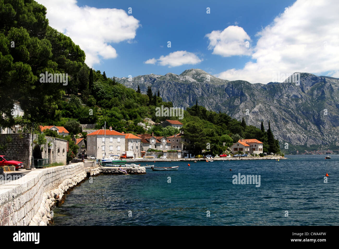 La ville de Perast, Monténégro, quai avec vue sur la montagne Banque D'Images