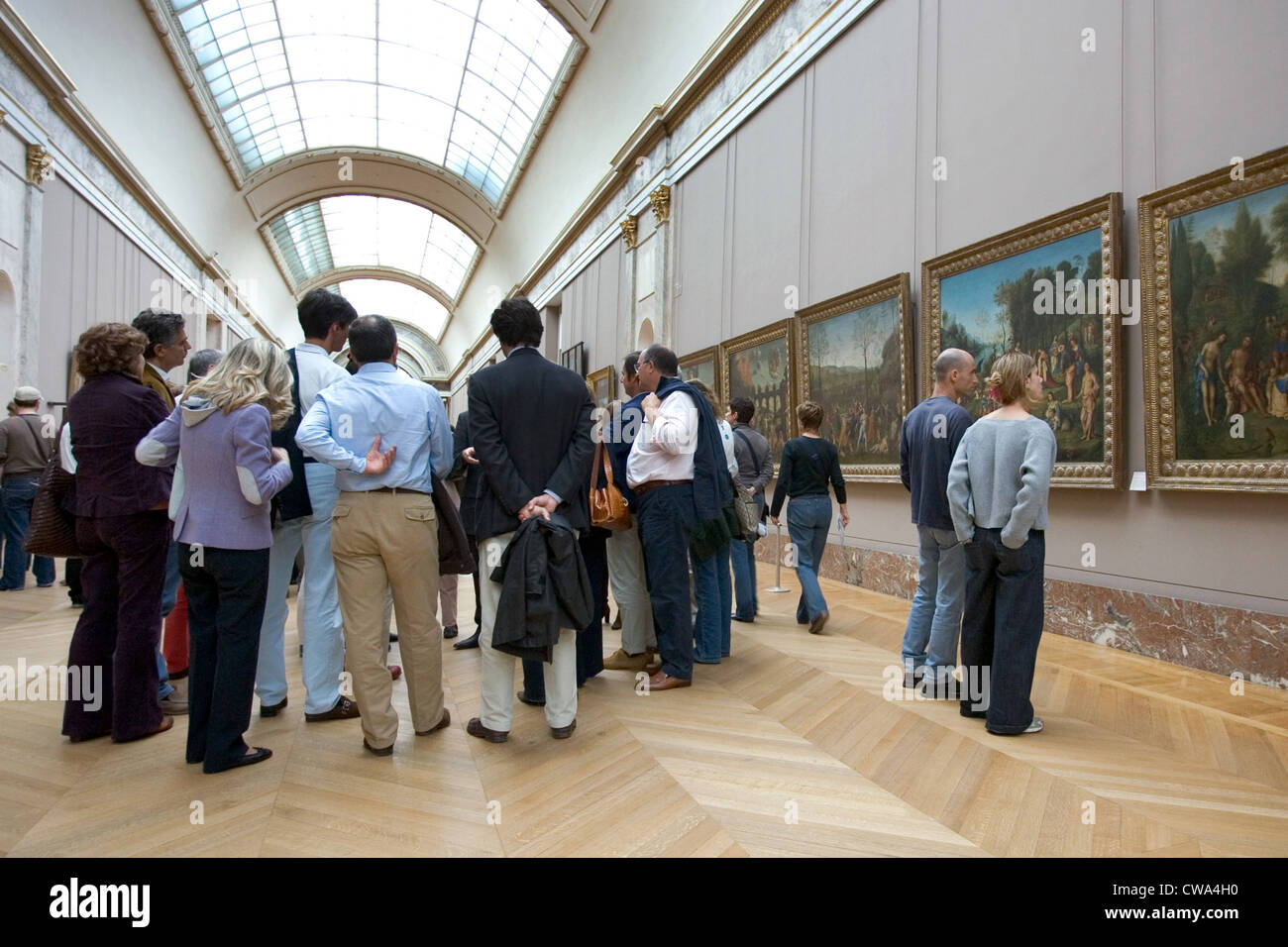 Paris, les gens devant les tableaux au Louvre Banque D'Images