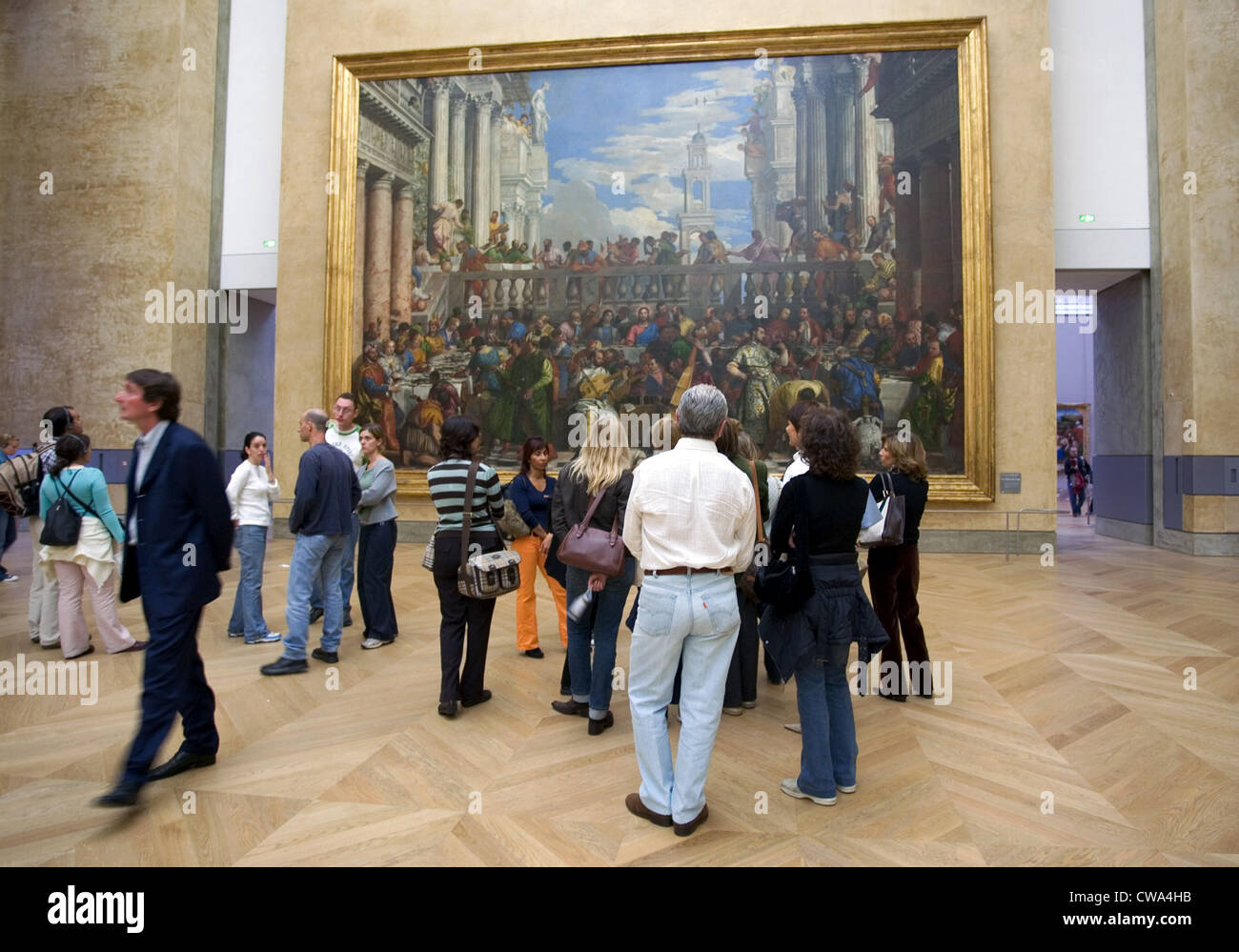 Paris, les gens regardent une peinture au Louvre Banque D'Images