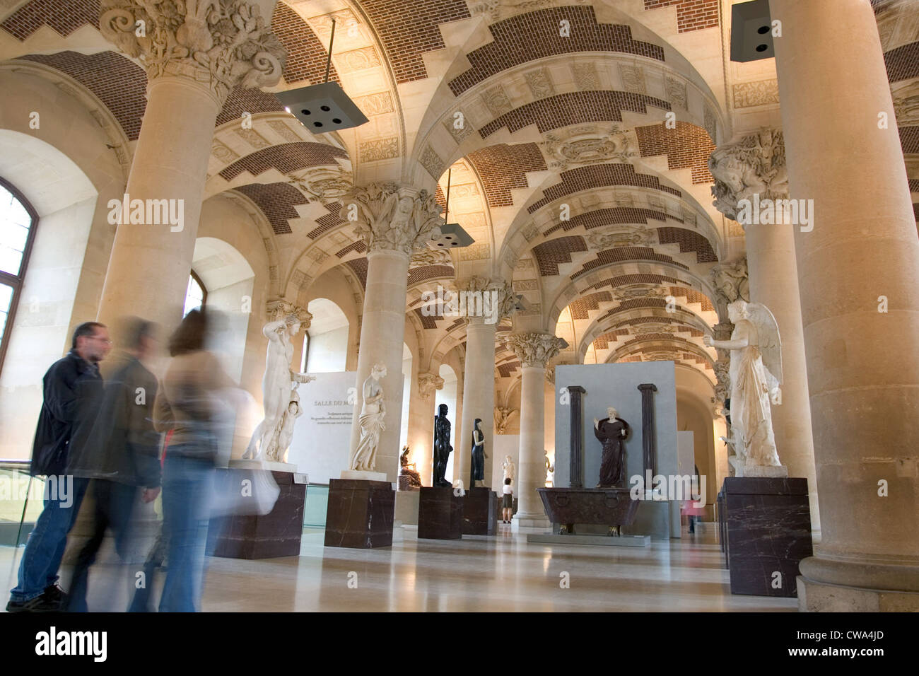 Paris, les gens dans un hall d'exposition du Louvre Banque D'Images