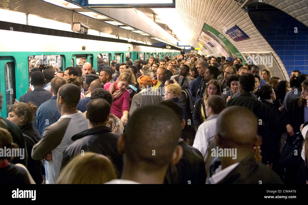 Métro parisien et passagers Banque de photographies et d’images à haute ...