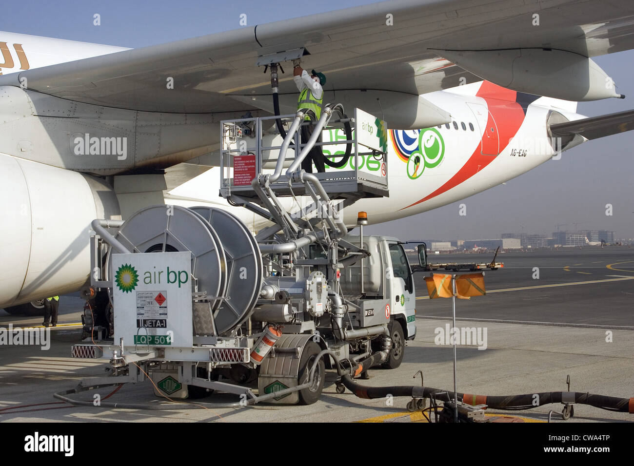 Dubaï, une unité d'Emirates airline à l'Aéroport International de Dubaï est ravitaillé Banque D'Images