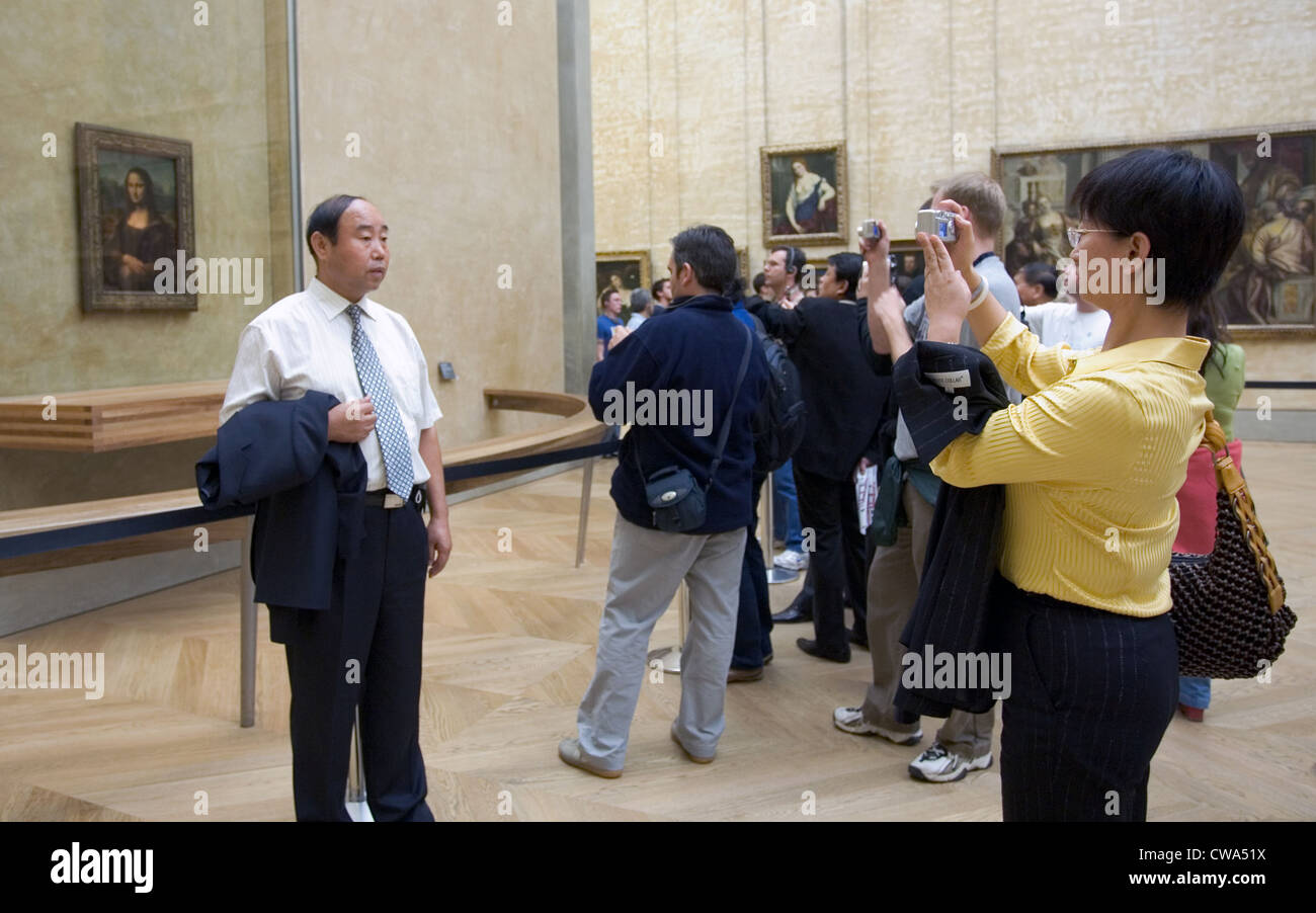 Paris, c'est l'homme photographié en face de la peinture de la Joconde au Louvre Banque D'Images