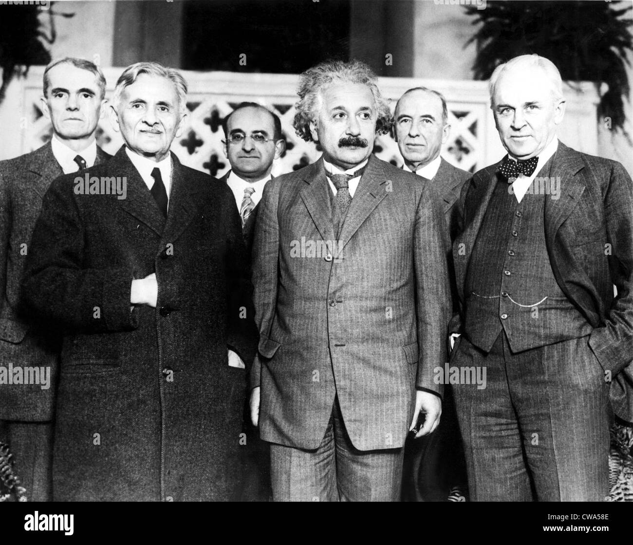 Dr Albert A. Michelson, Dr Albert Einstein, et le Dr Robert A. Millikan. De gauche à droite, arrière : Walter S. Adams, le Dr Walther Banque D'Images