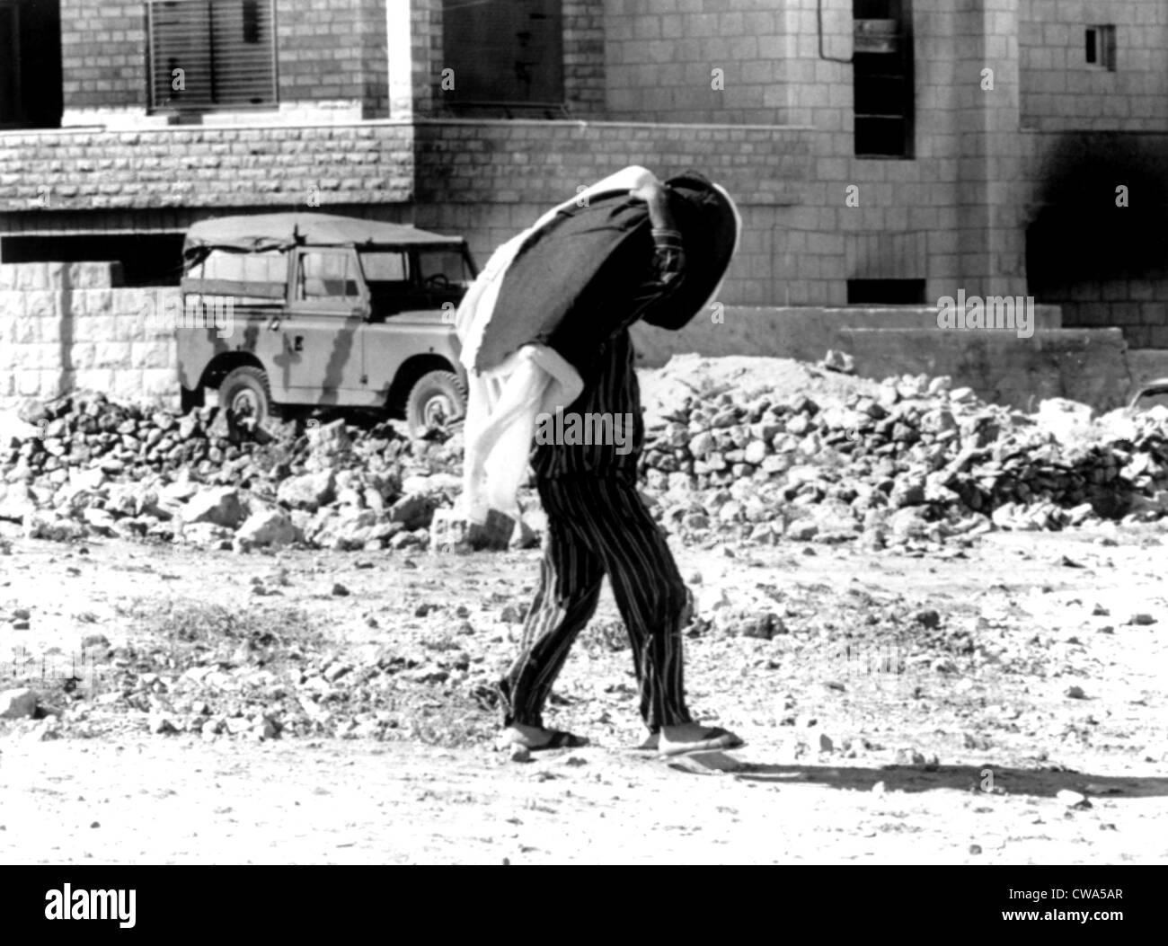 La guerre israélo-arabe jordanien, en pyjama (réalisation de matelas et couvertures) marche à travers la ville d'Amman, Jordanie, Septembre Banque D'Images