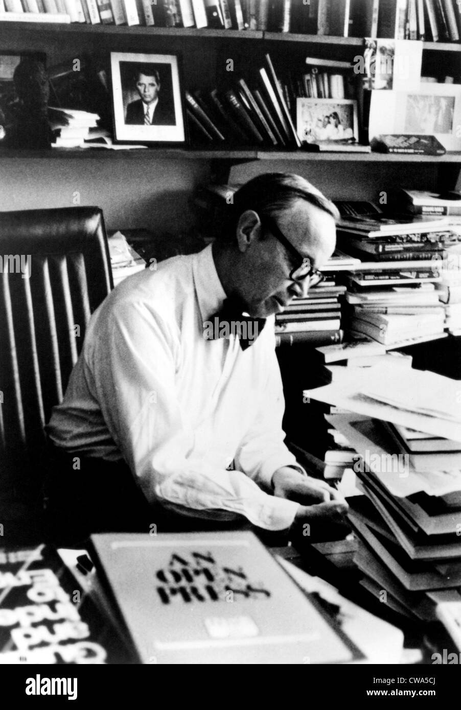 Historien et ancien Maison Blanche aide Arthur M. Schlesinger Jr., vers 1973. Avec la permission de la CSU : Archives / Everett Collection Banque D'Images