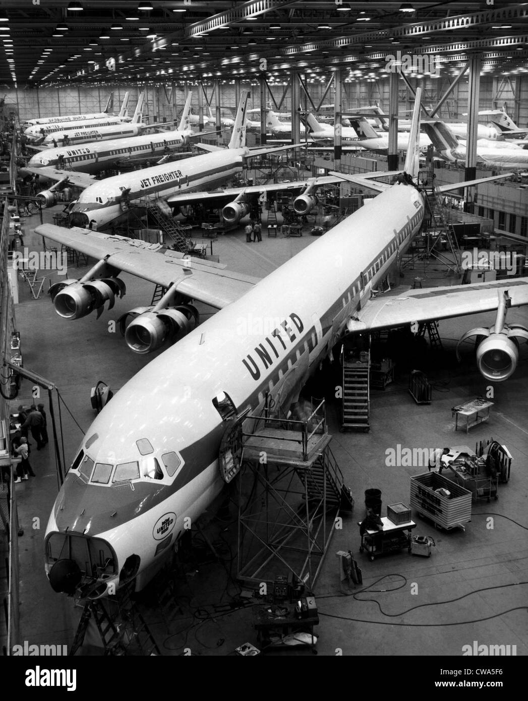 United Airlines super DC-8 et DC-8 Cargo Jet dans la ligne de production à McDonnel Douglas Corporation, 1968. Avec la permission de : CSU Banque D'Images