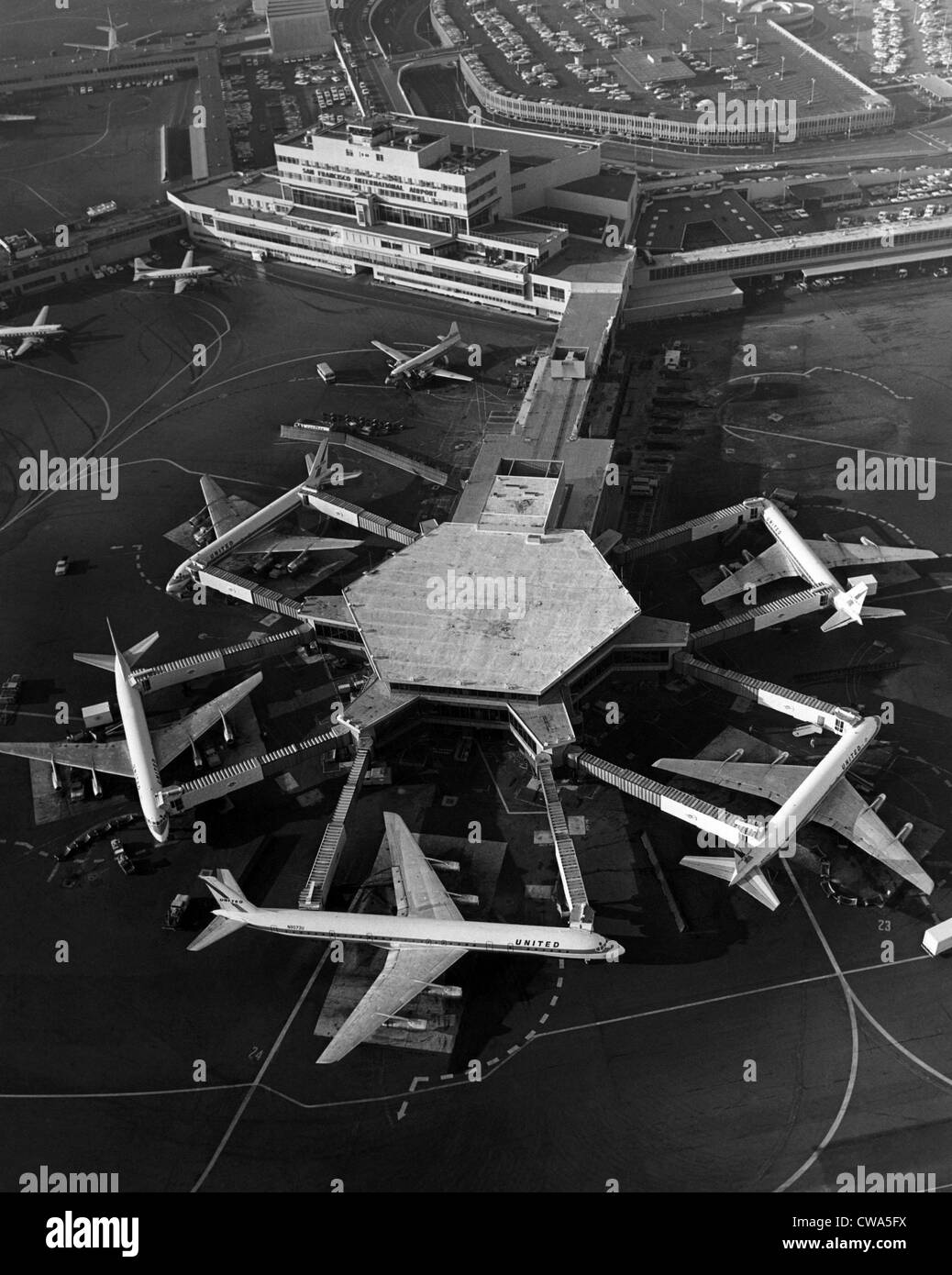 Un super DC-8 (bas) se trouve au terminal de United Airlines à l'Aéroport International de San Francisco, 1967. Avec la permission de : Banque D'Images