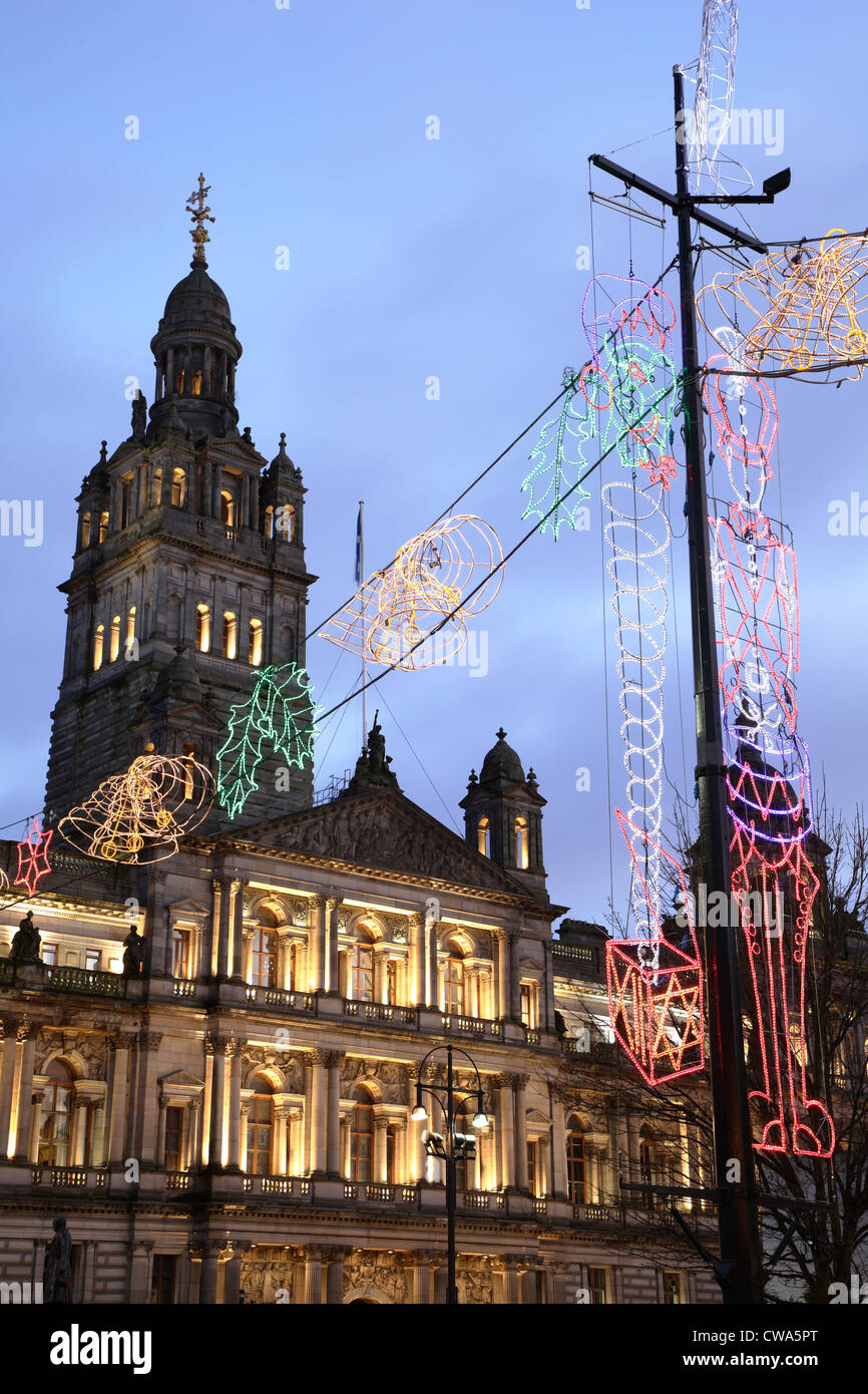 City Chambers sur George Square avec des lumières de Noël dans le centre-ville de Glasgow, Écosse, Royaume-Uni Banque D'Images