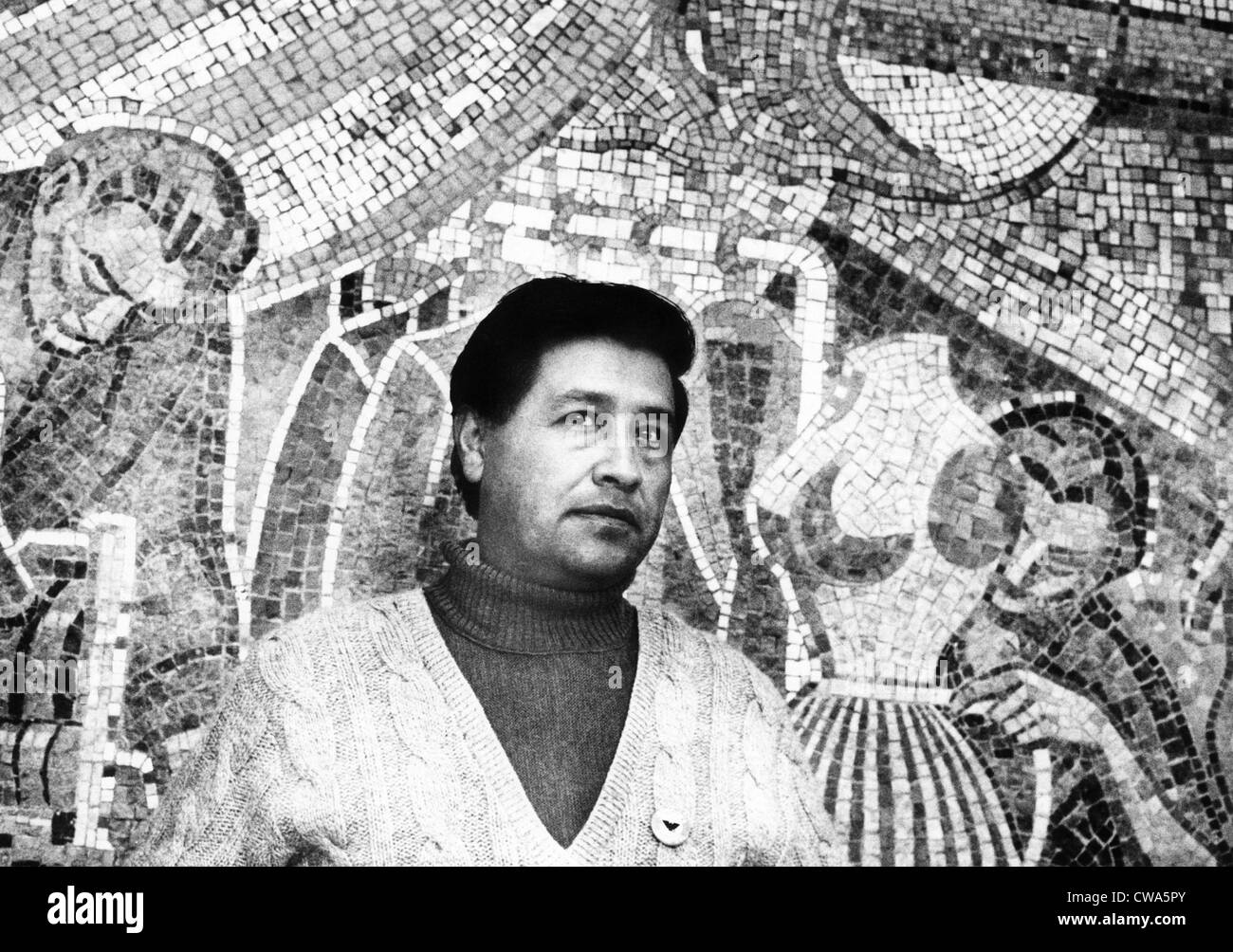 Cesar Chavez se trouve en face de "The Delano Bell' mosaïque, un cadeau du Transport et des autres travailleurs et travailleuses de Grande-Bretagne Banque D'Images