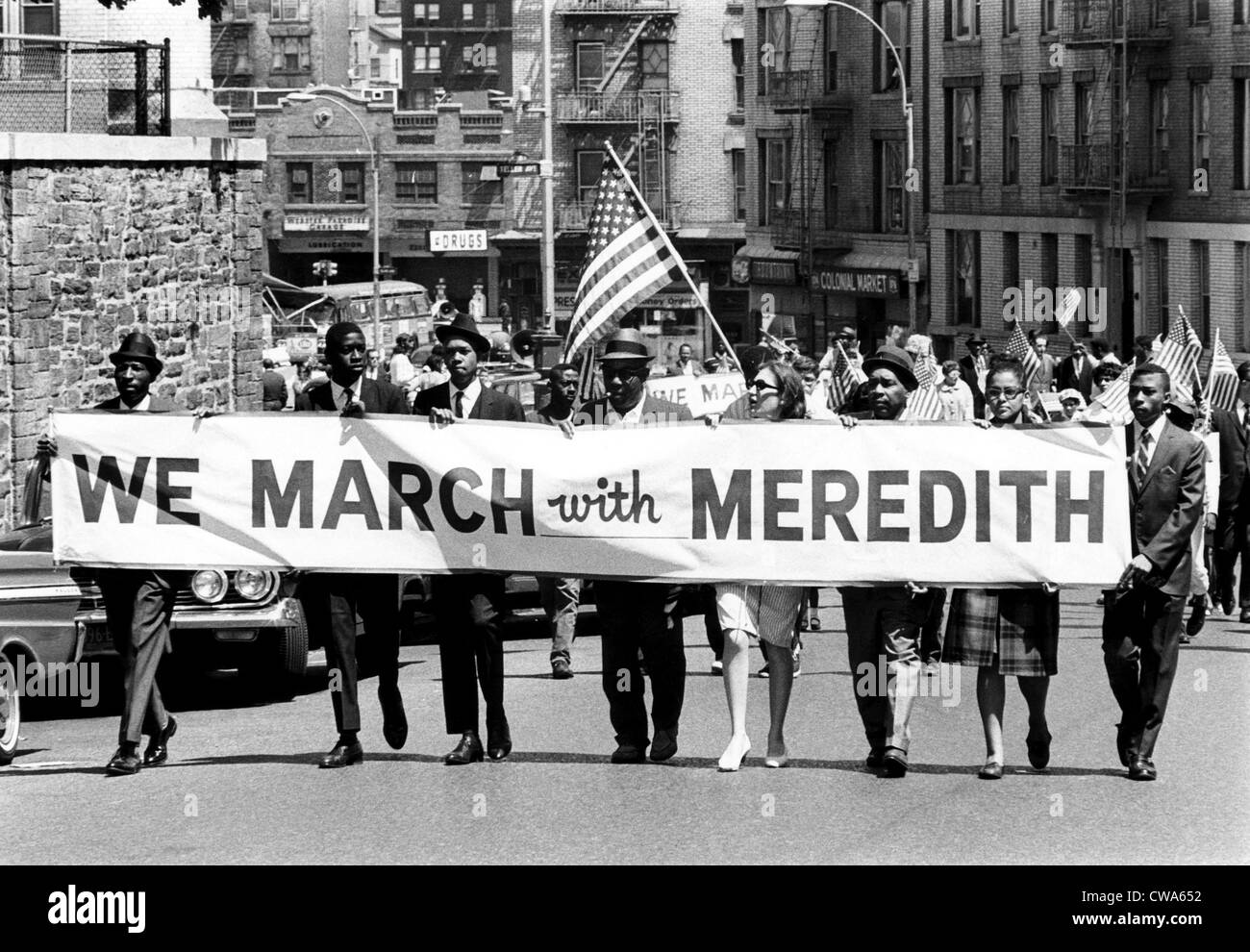 Les manifestants dans le Bronx montrer leur appui pour les droits civils chef James Meredith après qu'il a été tourné au cours de sa Marche contre Banque D'Images