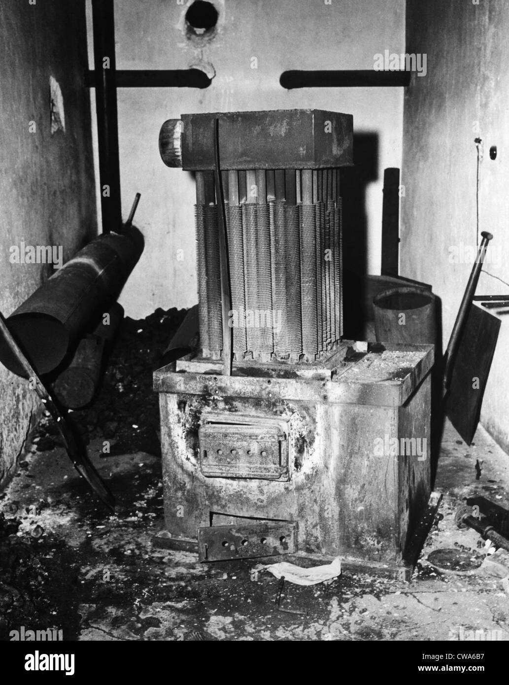 Un générateur de gaz utilisé pour remplir les chambres à gaz dans un camp de concentration près de Natzviller, France, 1944. Avec la permission de : CSU Banque D'Images