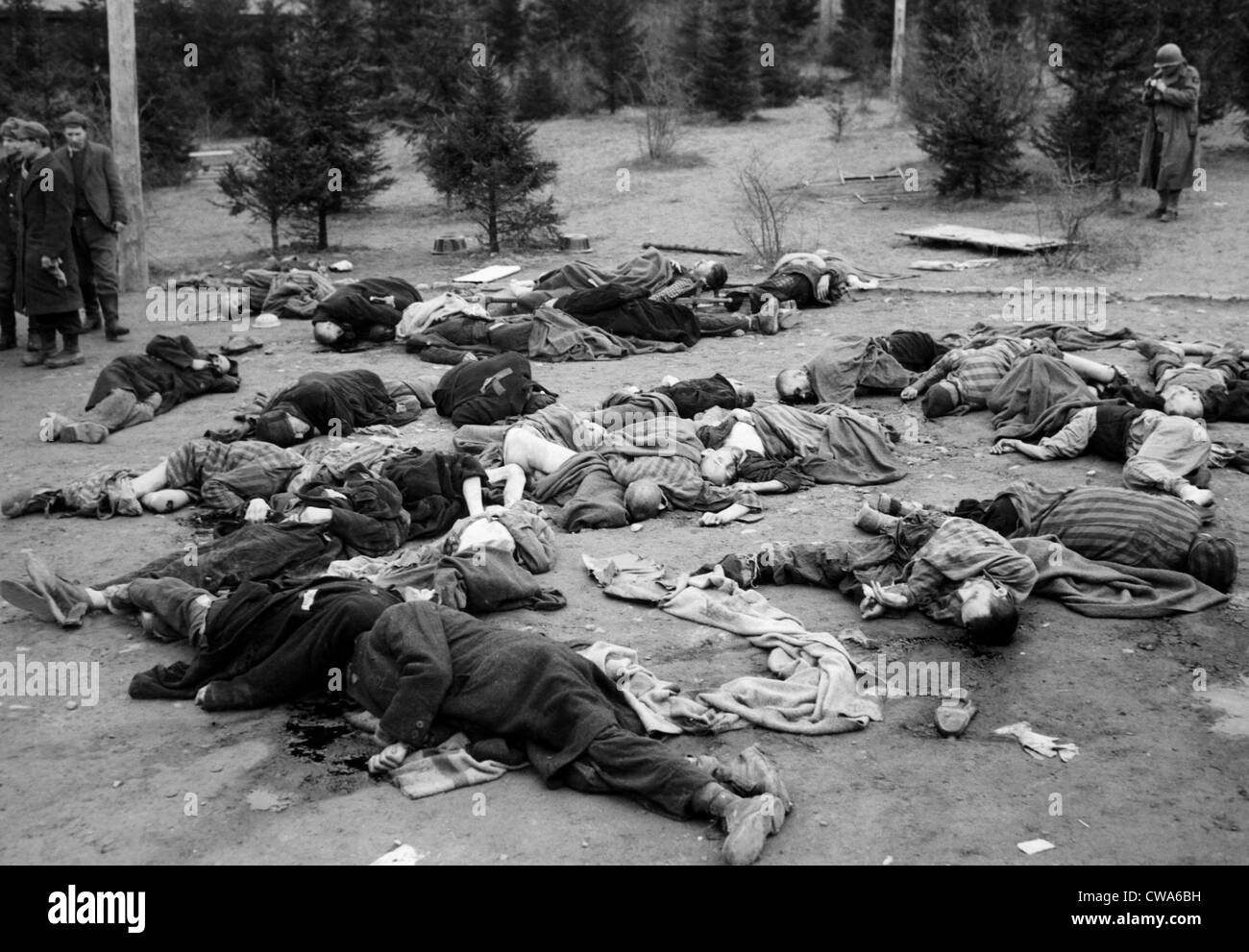 Les prisonniers qui étaient trop malades pour fuir avec les Nazis quand les alliés sont arrivés au camp de concentration de Gotha, Allemagne Banque D'Images