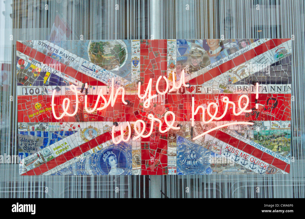 "Wish You Were Here" le néon et drapeau de la mosaïque de l'artiste Susan Elliott sur l'affichage dans la Galerie moderne, Londres Mauger Banque D'Images